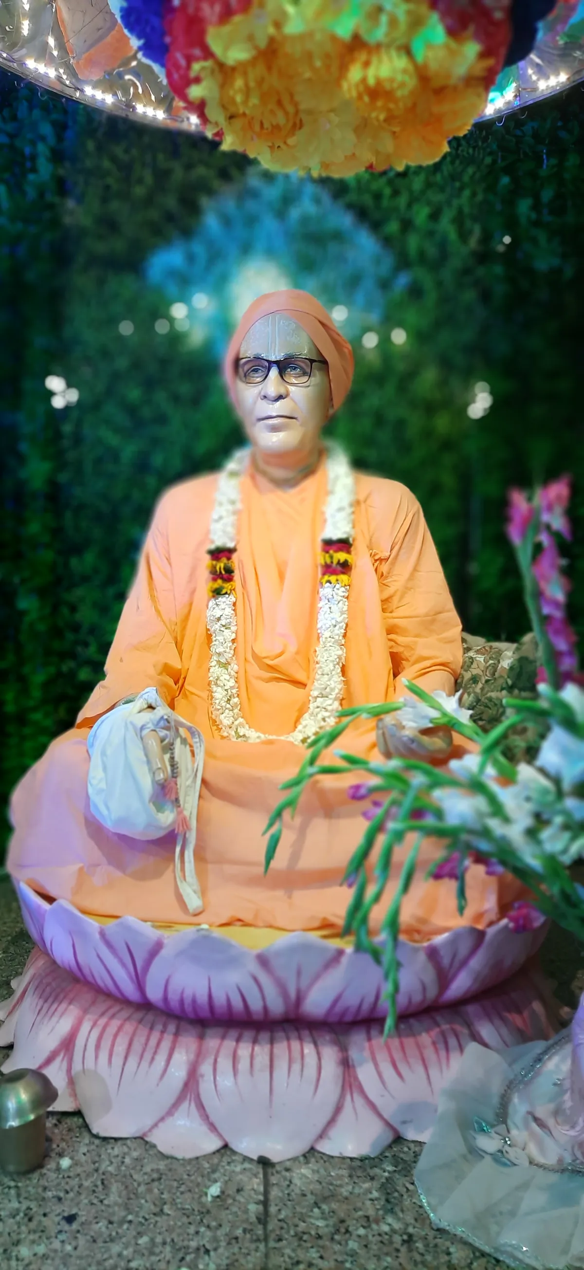 Srila Gurudeva in Radlett, U.K. - 15 May 1996