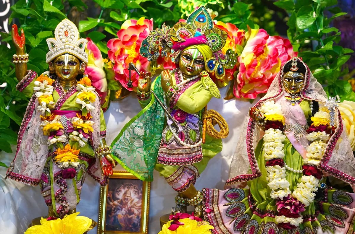 Lotus and Bee - Govinda-lilamrta